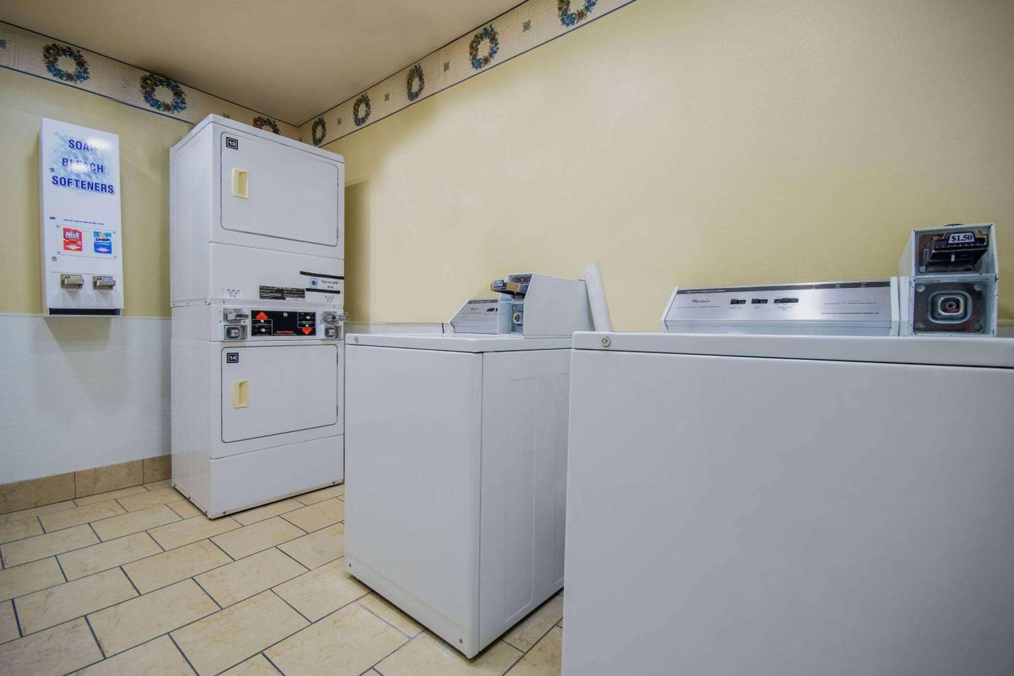 Days Inn & Suites By Wyndham Waterloo Ngoại thất bức ảnh