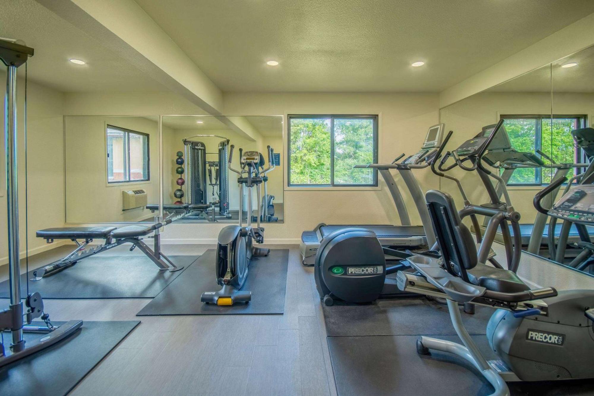 Days Inn & Suites By Wyndham Waterloo Ngoại thất bức ảnh