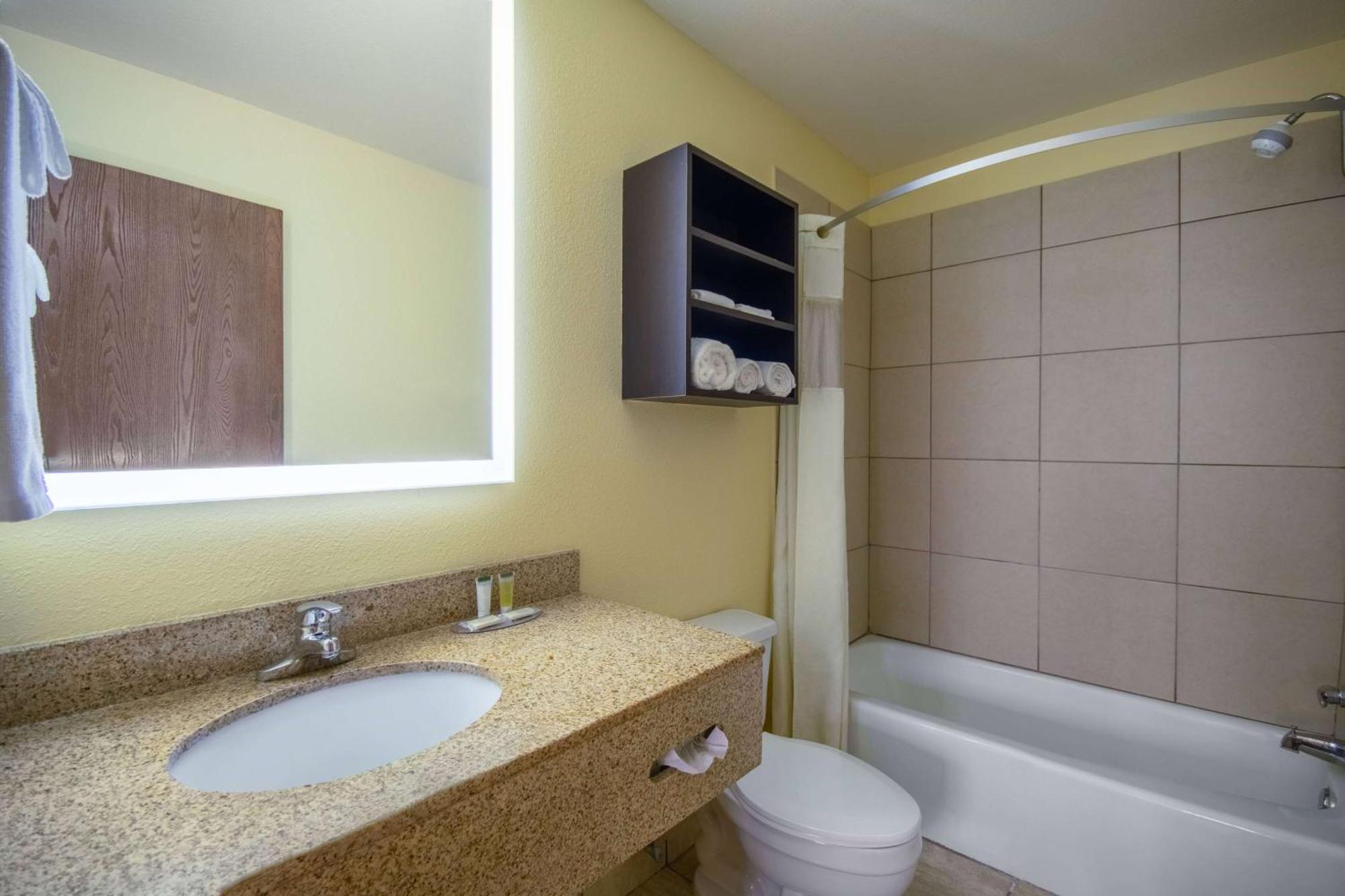 Days Inn & Suites By Wyndham Waterloo Ngoại thất bức ảnh