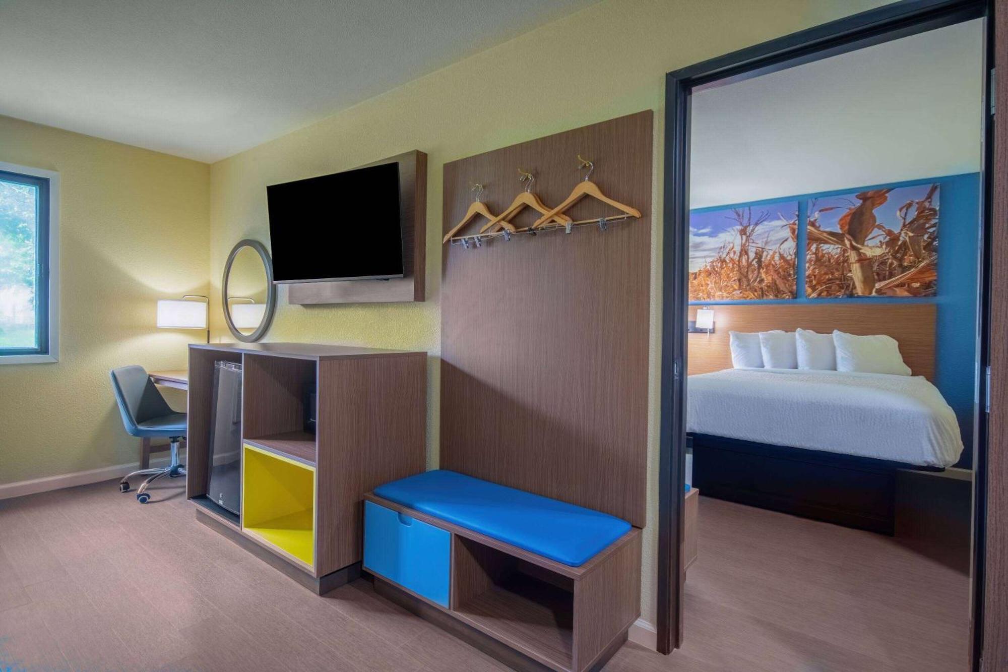 Days Inn & Suites By Wyndham Waterloo Ngoại thất bức ảnh