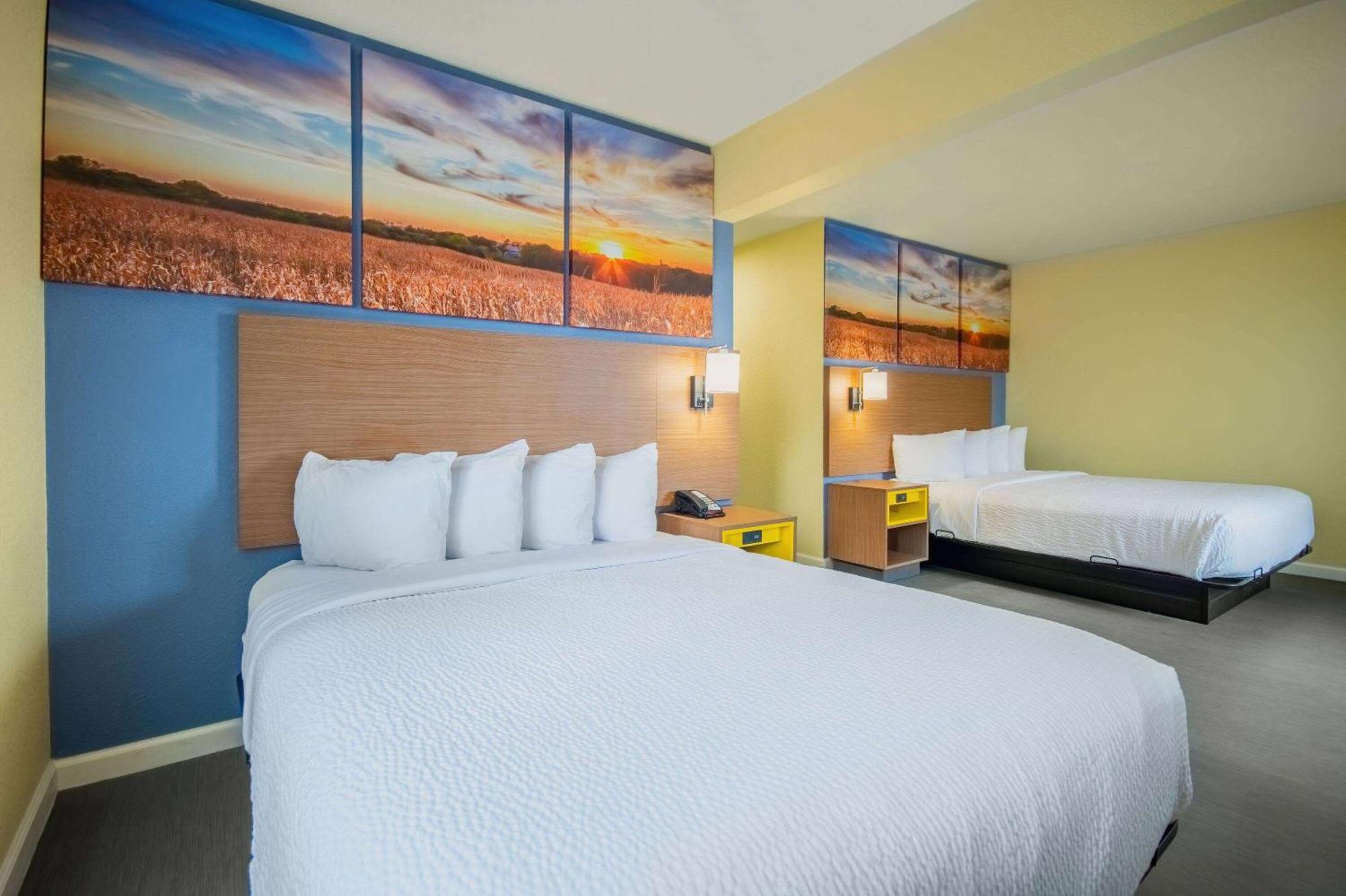 Days Inn & Suites By Wyndham Waterloo Ngoại thất bức ảnh