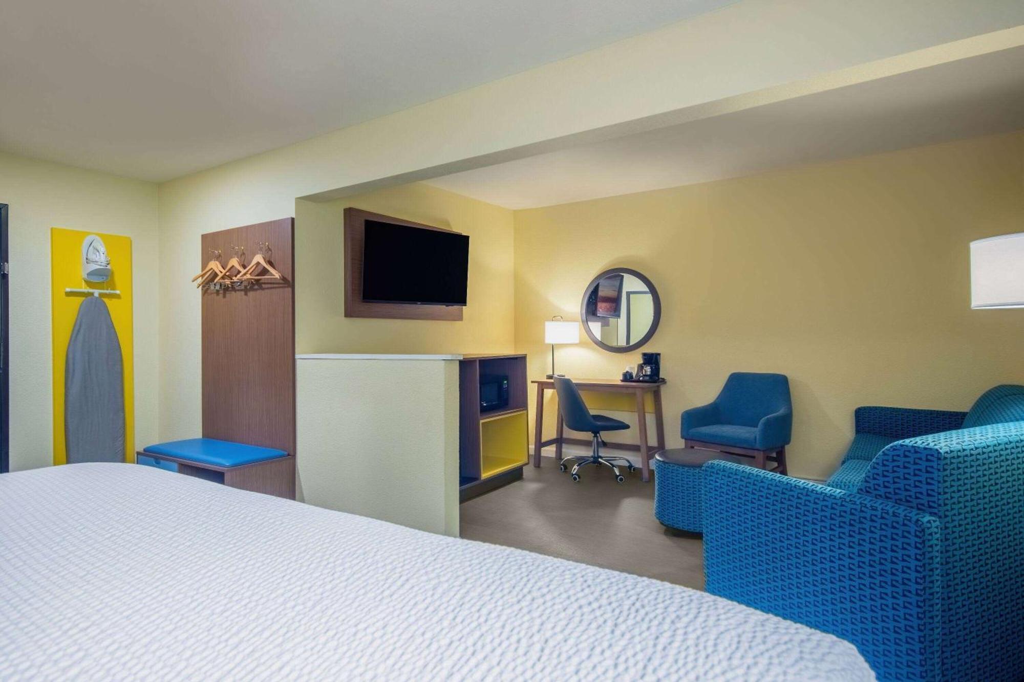 Days Inn & Suites By Wyndham Waterloo Ngoại thất bức ảnh