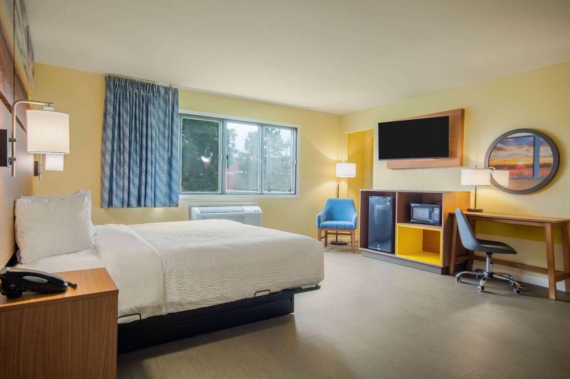 Days Inn & Suites By Wyndham Waterloo Ngoại thất bức ảnh