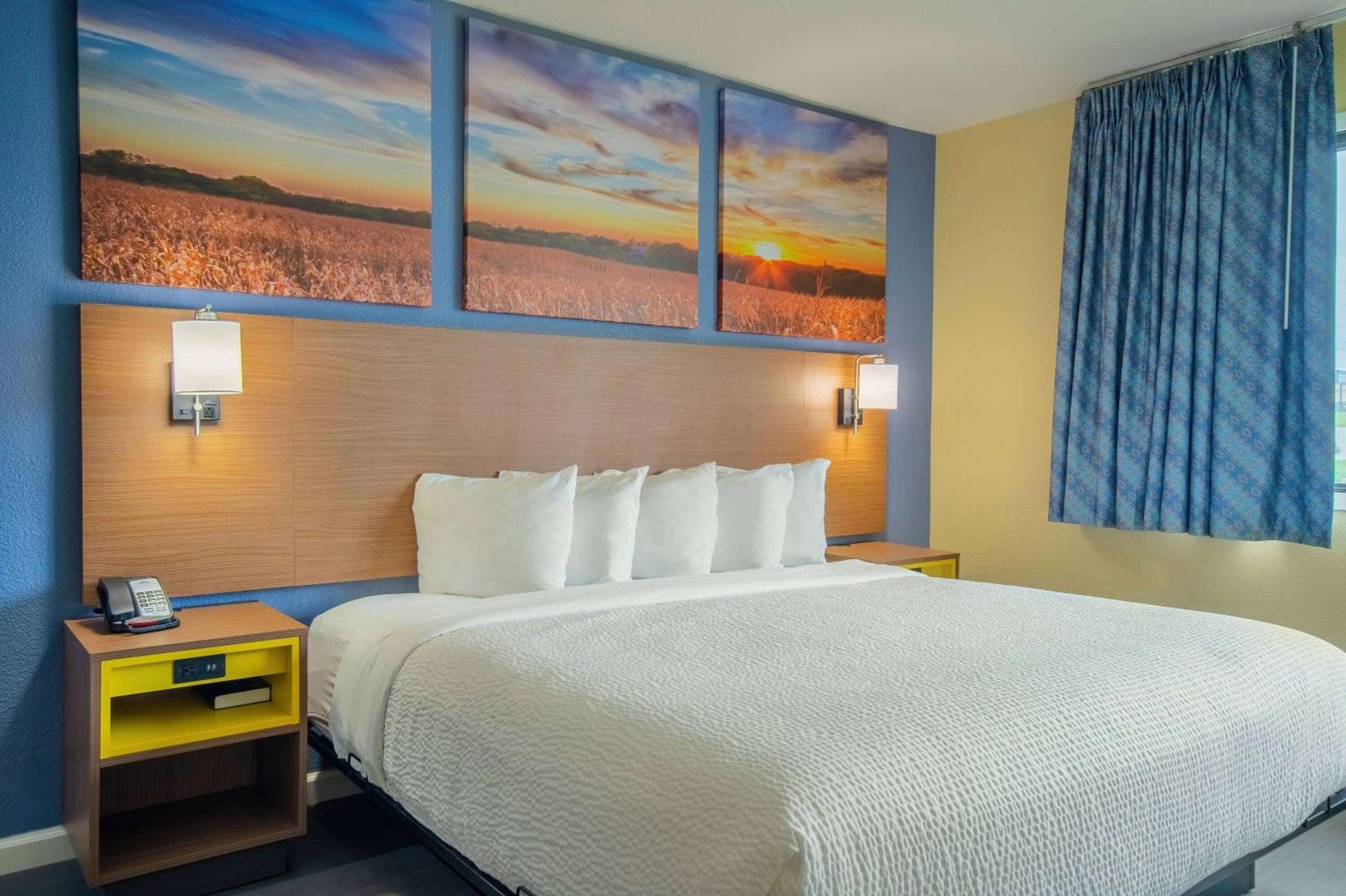 Days Inn & Suites By Wyndham Waterloo Ngoại thất bức ảnh
