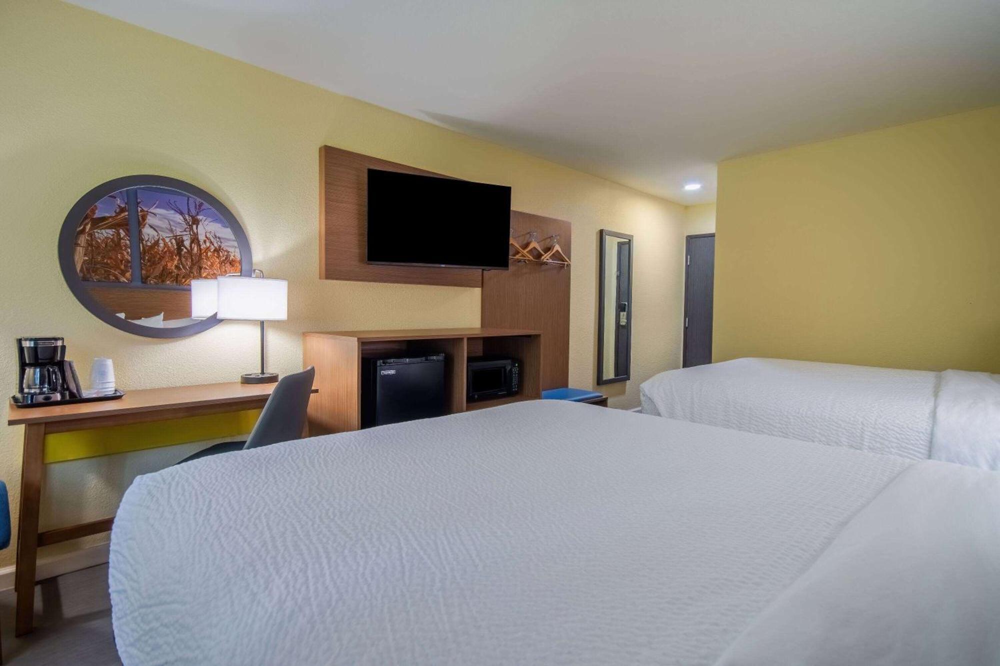Days Inn & Suites By Wyndham Waterloo Ngoại thất bức ảnh