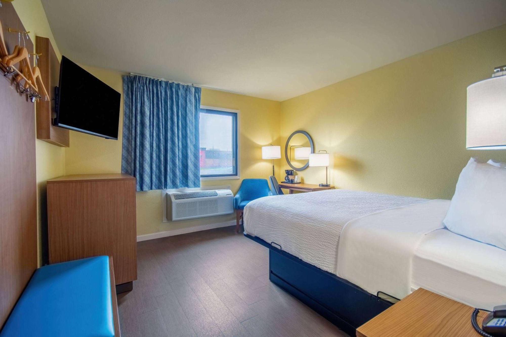 Days Inn & Suites By Wyndham Waterloo Ngoại thất bức ảnh