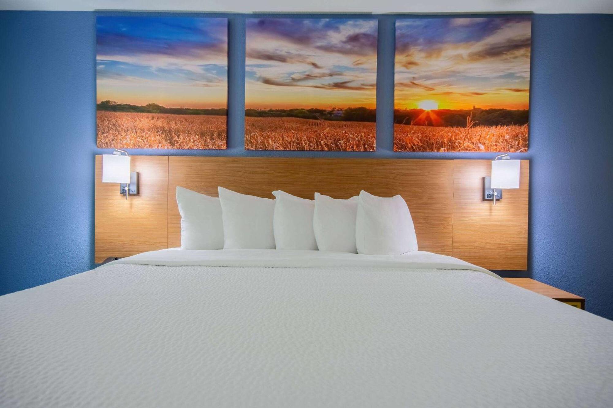 Days Inn & Suites By Wyndham Waterloo Ngoại thất bức ảnh