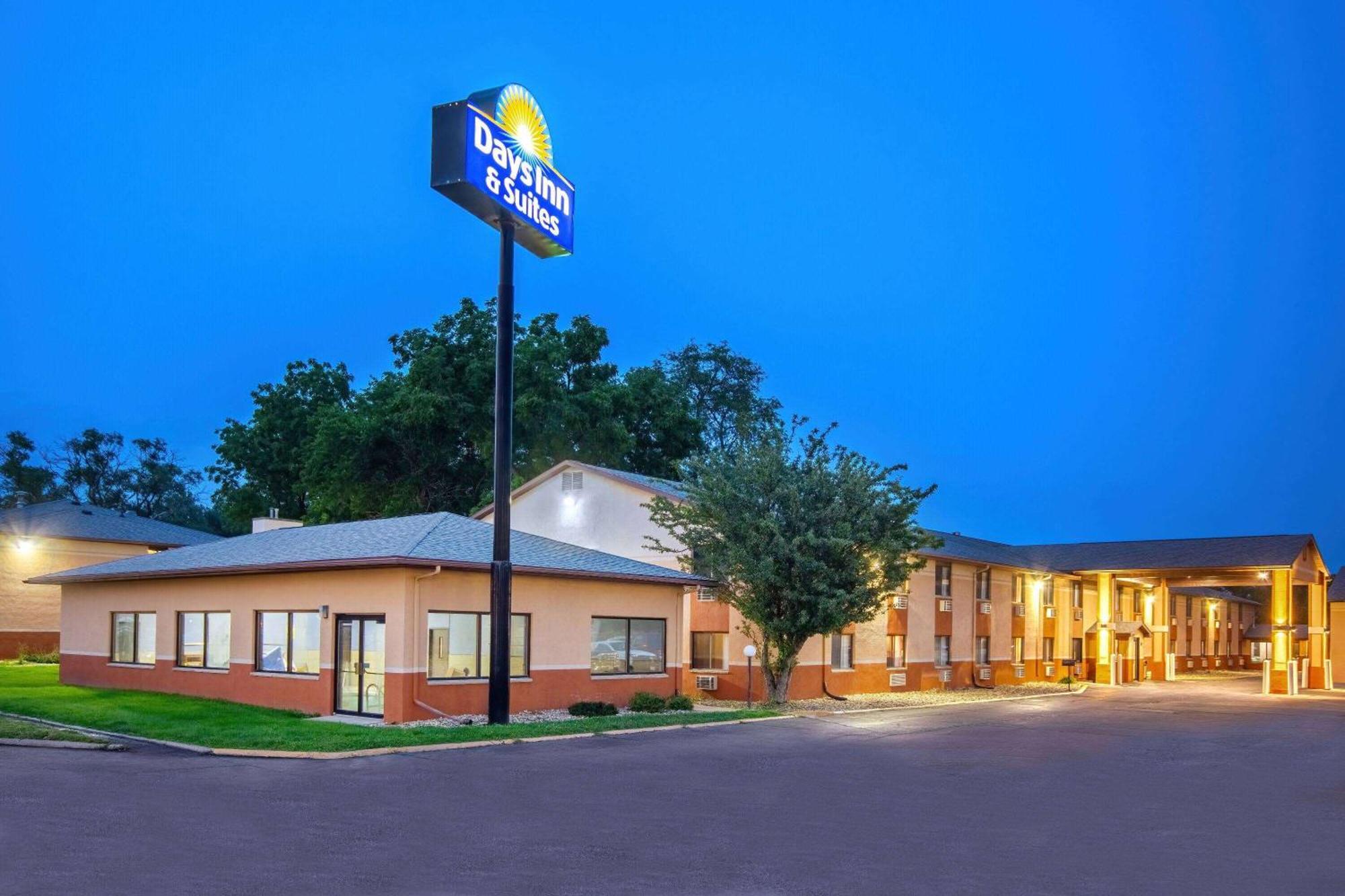 Days Inn & Suites By Wyndham Waterloo Ngoại thất bức ảnh