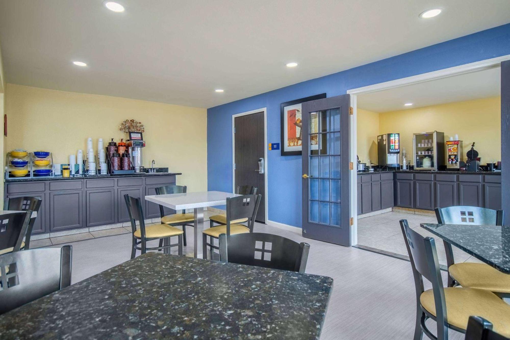 Days Inn & Suites By Wyndham Waterloo Ngoại thất bức ảnh
